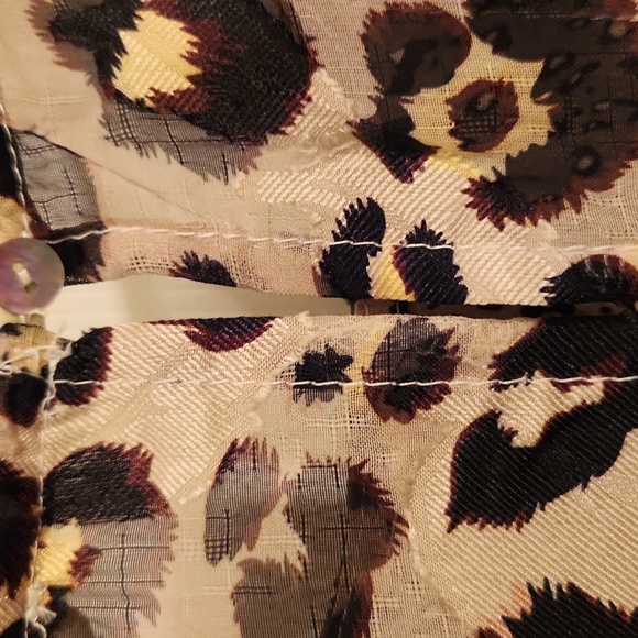 Beautifil Entro Leopard and Tan Blouse, Flowy Sleeves Gather At Wrist - Picture 7 of 13